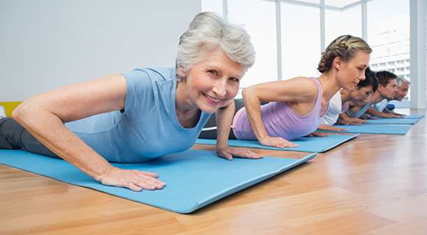 Practicar yoga a partir de los 60 años ayuda a mejorar el equilibrio y tener menos riesgo de caídas